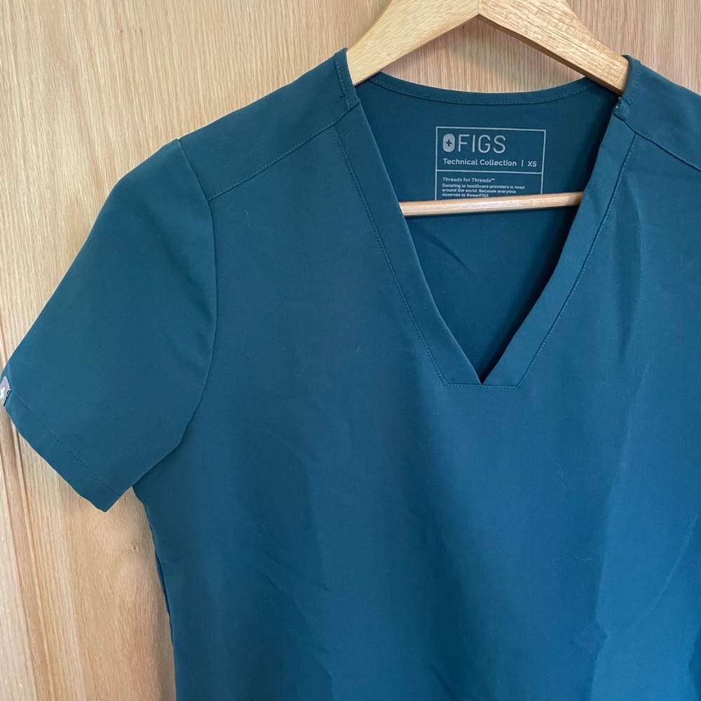 Figs scrub top
